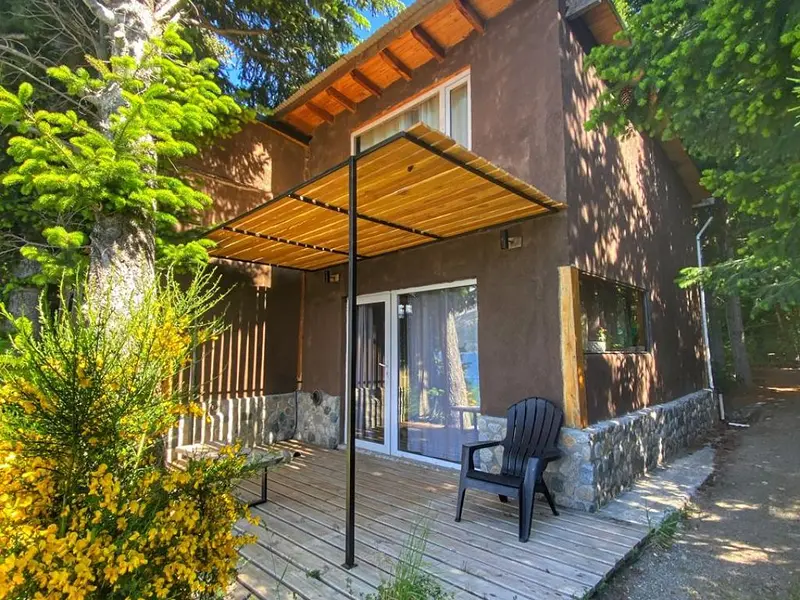 Fachada y deck de una de las cabañas