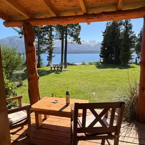 Galería del Monoambiente Amancay, con vista al lago