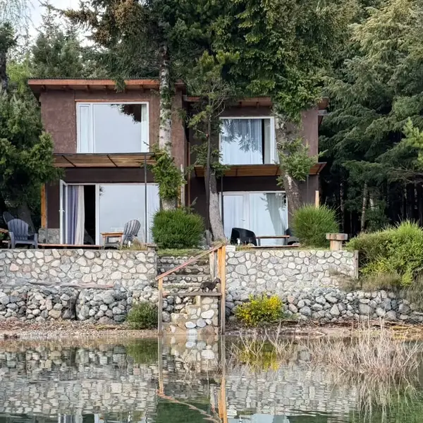 Los dos dúplex vistos desde el lago