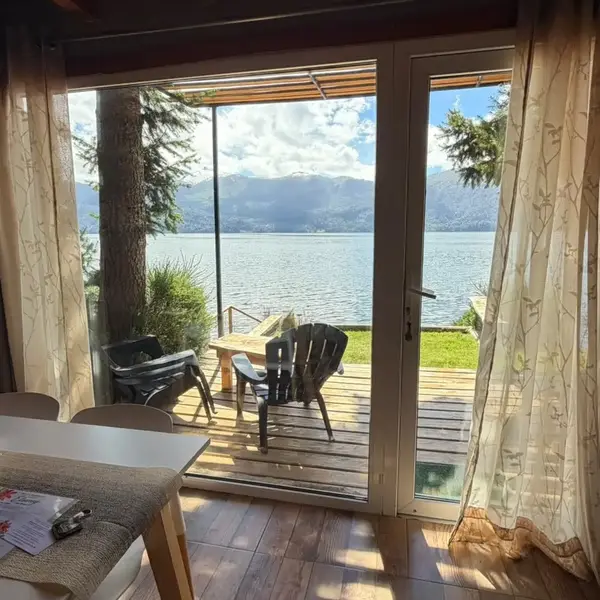 Comedor del Dúplex Maitén con salida al deck