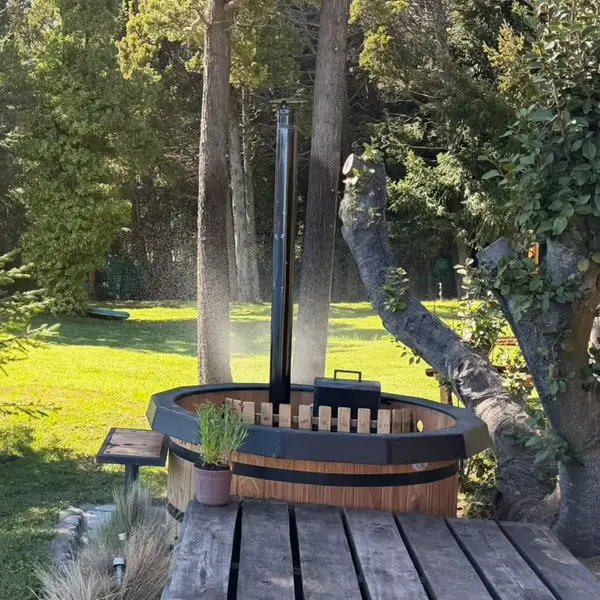 Tinaja y parrilla en el jardín de la Cabaña Radal