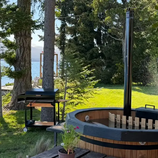 Tinaja y parrilla de la Cabaña Radal, con el lago de fondo
